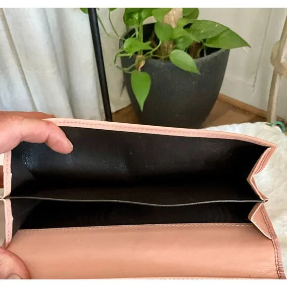 Gucci Pink Leather Wallet With Signature GG Pattern & Multiple Card Slots - Picture 4 of 9